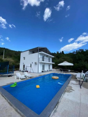 VILA JOVANA